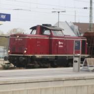 V100 1345 wurde 1962 von Jungenthalmit der Fabriknummer 13472 gebaut. 1990 wurde sie mit der Betriebsnummer 211 345-4 bei der DB ausgemustert. Seit 2015 ist sie für AIXrail tätig und wird vor Bauzügen eingesetzt wie hier am 12.4.2026 in Dortmund.