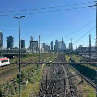 der Blick auf die Skyline bei der Fahrt von Frankfurt Süd nach Höchst auf Höhe von Frankfurt West - mit Volldampf in den Taunus (24./25.05.2026) - unterwegs mit 52 4867