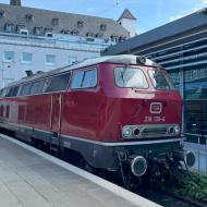 Die 1971 bei Henschel gebaute 218 139-4 war bis 2018 bei der DB im Einsatz. Seit einigen Jahren ist sie bei der VEB in Gerolstein zu Hause und wird vor Bauzügen eingesetzt. (Foto: 7.6.2026, Köln Hbf)