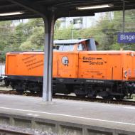 V100 2275 (ab 1968: 212 275-2) wurde 1965 bei MaK in Kiel gebaut. Die Ausmusterung bei der DB erfolgte erst 2002. Über verschiedene Firmen kam die Lok im Jahr 2020 zum Redler-Service. Als Lok 10 (*Jana*) ist sie für die *gleisgebundene Reinigung von Tiefenentwässerung und Tunneldrainage* im Einsatz. Foto vom 18.10.2026 in Bingen Hbf.