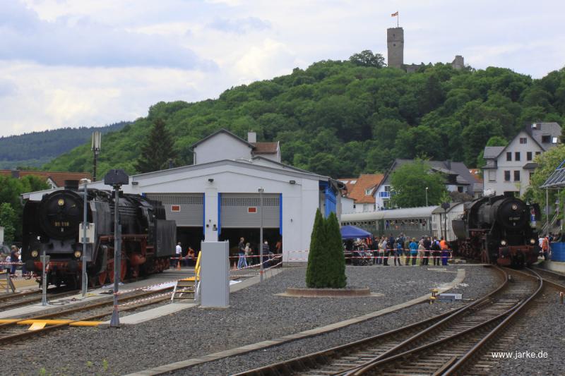 01 118 steht für Führerstandfahrten zur Verfügung - 52 4867 kommt mit dem zweiten Zug aus Richtung Frankfurt in Königstein an  - HEF Pfingstdampf 2018 (20.05.2018)