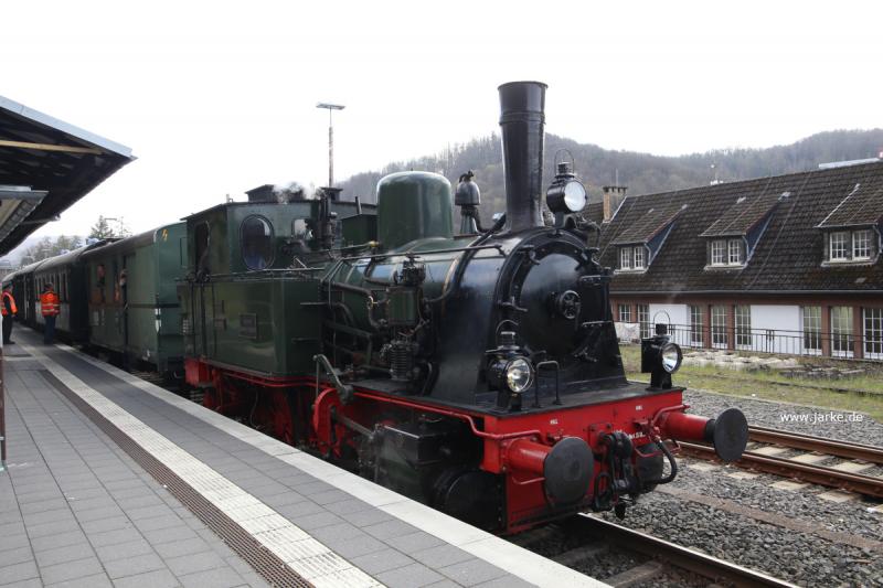 Dampflok Waldbröl steht mit historischen Eisenbahnzug abfahrbereit im Bahnhof Dieringhausen - Saisoneröffnung bei der Museumseisenbahn Wiehltalbahn (Dieringhausen) - der Bergische Löwe (9.4.2023)