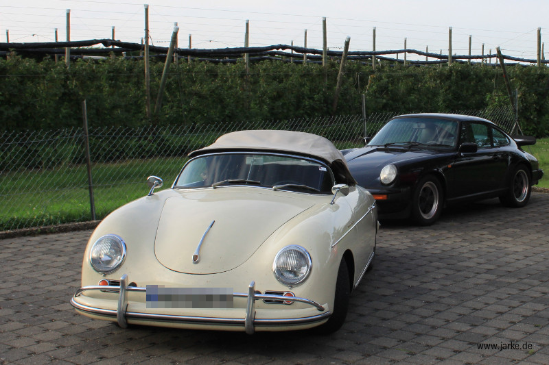Porsche 356/1500 vor-A Speedster (1955) und Porsche 911 Carrera 3.2 (1986) im Sommer 2013